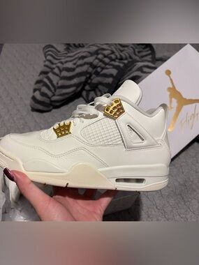 Air Jordan 4 Retro White/Gold Leather Sneaker

shoot me a deal:)